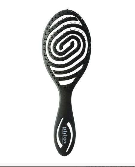 Phlov Biodegradowalna szczotka do włosów HER BRUSH BLACK jest idealna do rozczesywania włosów na sucho jak i na mokro, z odżywką lub bez. Dzięki szeroko rozstawionym żywicznym kolcom łatwo utrzymać ją w czystości.